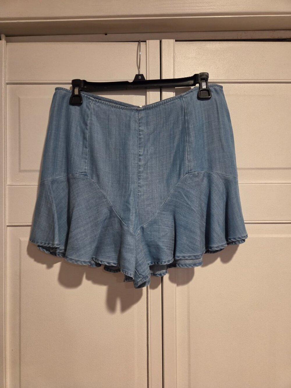 Guess jean skort, frayed hem, Excellent Condition. I've Never Worn Ir.